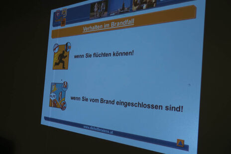 Der Geschäftsführer der Helfer Wiens, Wolfgang Kastel, informierte die Anwesenden nicht nur über Verhalten und Maßnahmen im Brandfall. Wesentliches Wissen, Handgriffe und Tricks, die das eigene Leben, aber auch anderer retten können, waren ebenso Thema wie Notrufnummern, das Verhalten beim Notruf.