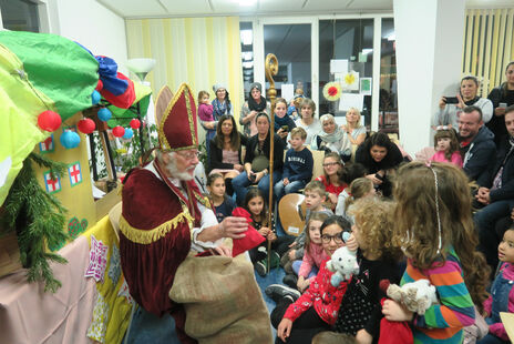 Nikolo übergibt Geschenke an Kinder