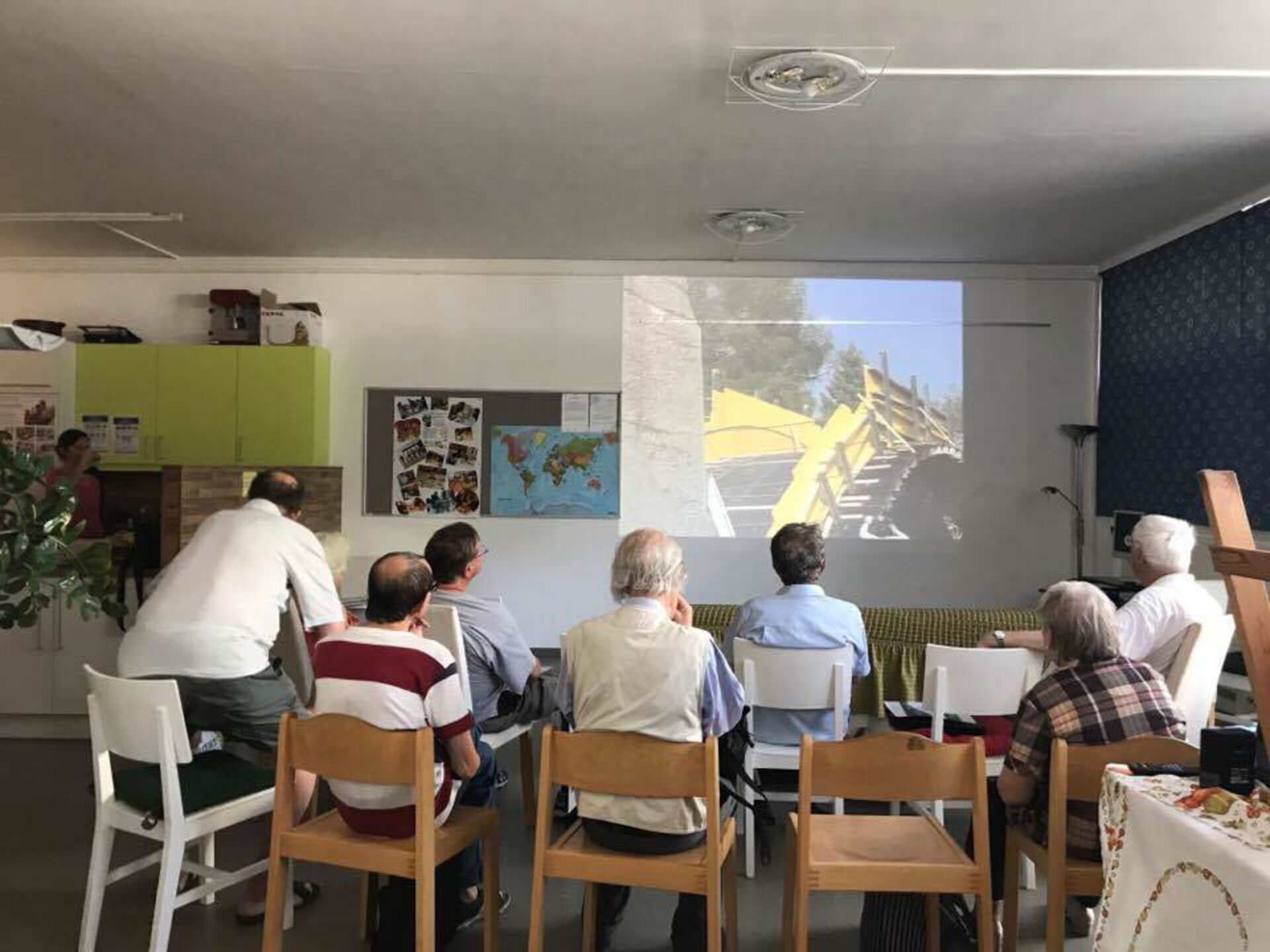 Der Filmabend beginnt, die BesucherInnen nehmen ihre Plätze ein.