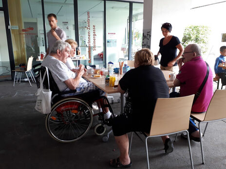 BesucherInnen beim generationenübergreifenden Nachmittag