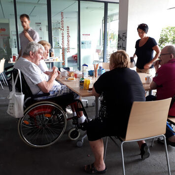 BesucherInnen beim generationenübergreifenden Nachmittag