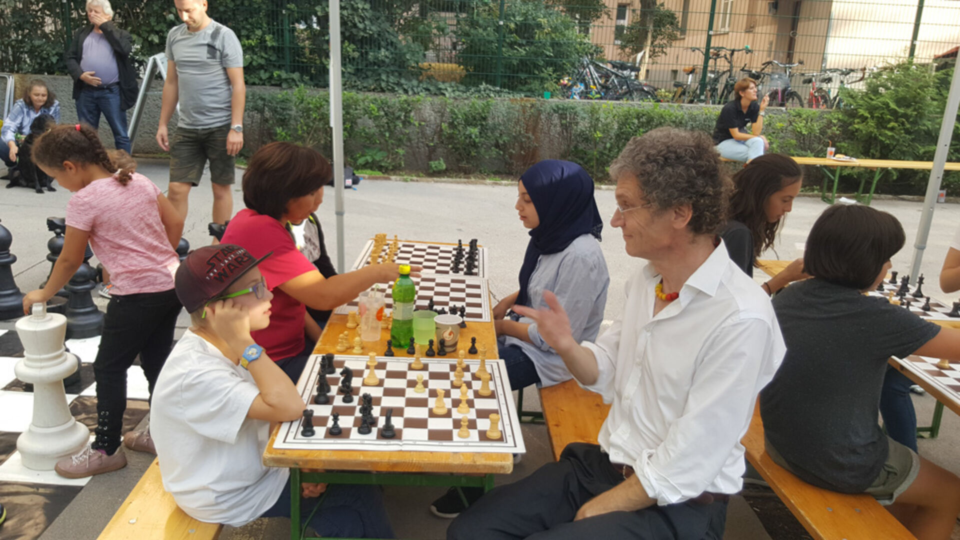 Schachspiel mit Groß und Klein bei der MieterInnen-Tagung