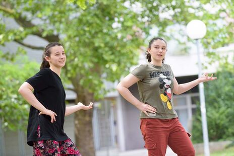 Teenager beim Zumba-Tanzen im Hof