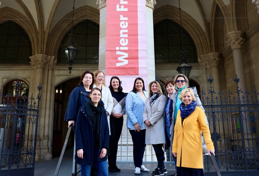 Startschuss für die erste Wiener Frauenwoche: Vizebürgermeisterin und Frauenstadträtin Kathrin Gaál lud Vertreterinnen aller Fraktionen im Gemeinderat zum Hissen der Fahne ein.