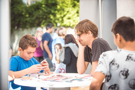 Das Familienfest verbindet Alt und Jung.