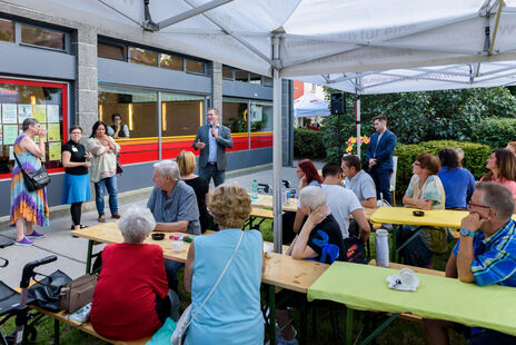 Georg Papai hält Rede beim Fest