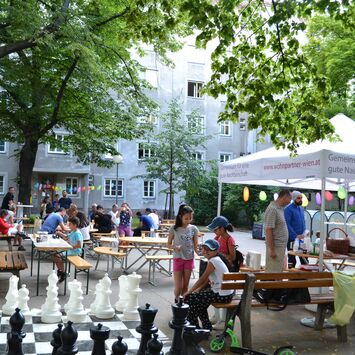 Zahlreiche BesucherInnen beim Hoffest in der Bürgergasse