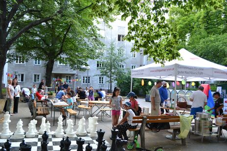 Zahlreiche BesucherInnen beim Hoffest in der Bürgergasse