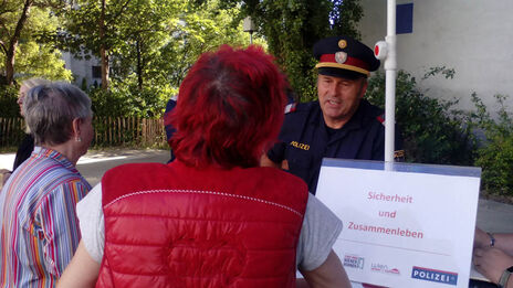 Zwei Bewohnerinnen im Gespräch mit der Wiener Polizei.