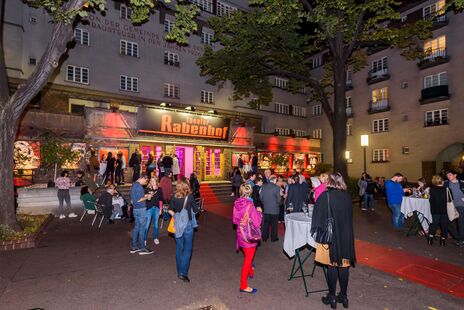 Zahlreiche BesucherInnen im Rabenhof-Theater