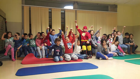 Superheld mit Kindern im BewohnerInnen-Zentrum 