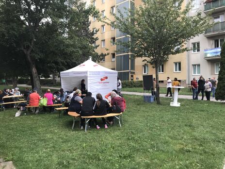 BesucherInnen im Gespräch beim Hoffest