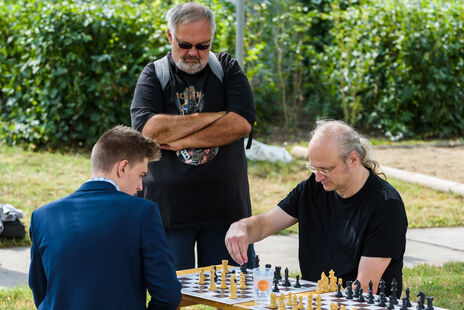 Simultan-Schach beim Schach-Abschlußfest