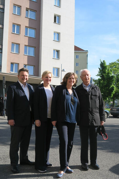 Wohnbaustadtrat Michael Ludwig, Stadträtin Sandra Frauenberger, Bezirksvorsteherin Susanne Schaefer-Wiery und der ehemalige Hochhaus-Bewohner und Innenminister Erwin Lanc. 