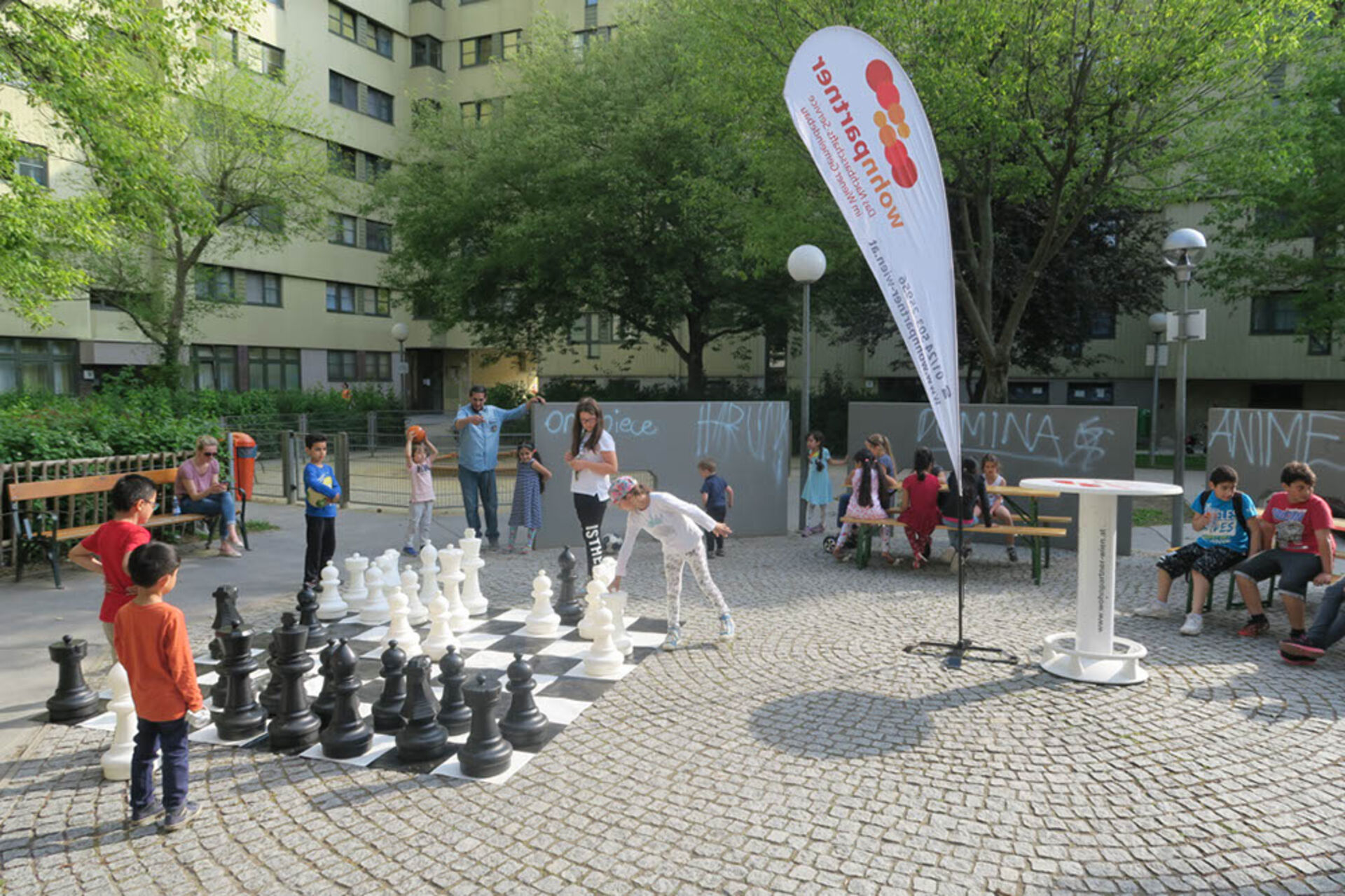 Die Jüngsten spielen unter Anleitung der fachkundigen Schachtrainerin.