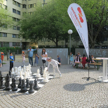 Die Jüngsten spielen unter Anleitung der fachkundigen Schachtrainerin.