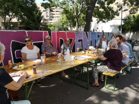 BewohnerInnen beim gemeinsamen Freitagscafé im Favoritner Karl-Wrba-Hof