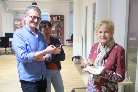 wohnpartner-MitarbeiterInnen im Gespräch mit einer Besucherin