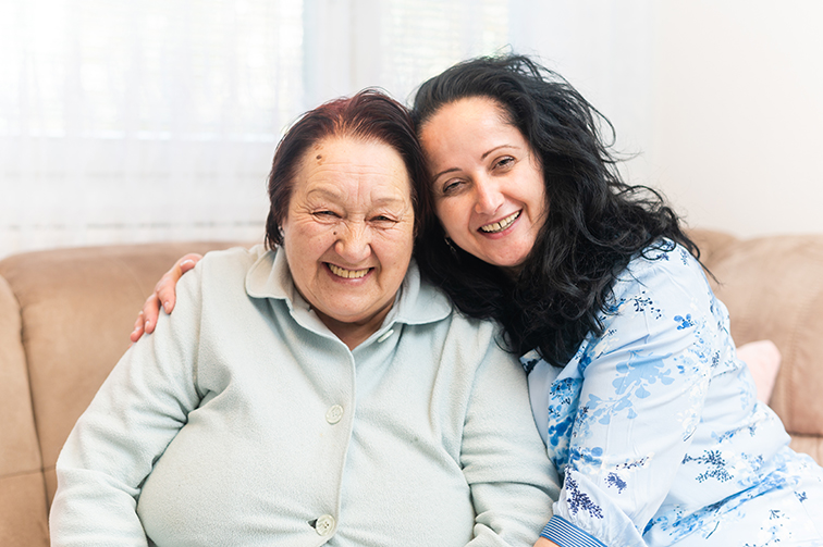 „Oma“ Tamara Ruf (links) und die hilfsbereite Nachbarin Shepnije Spahijaj (rechts im Bild)